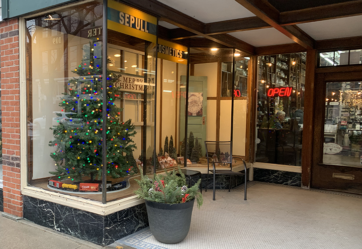 Downtown stores dress up for Christmastime | News, Sports, Jobs - Vimarsana News
